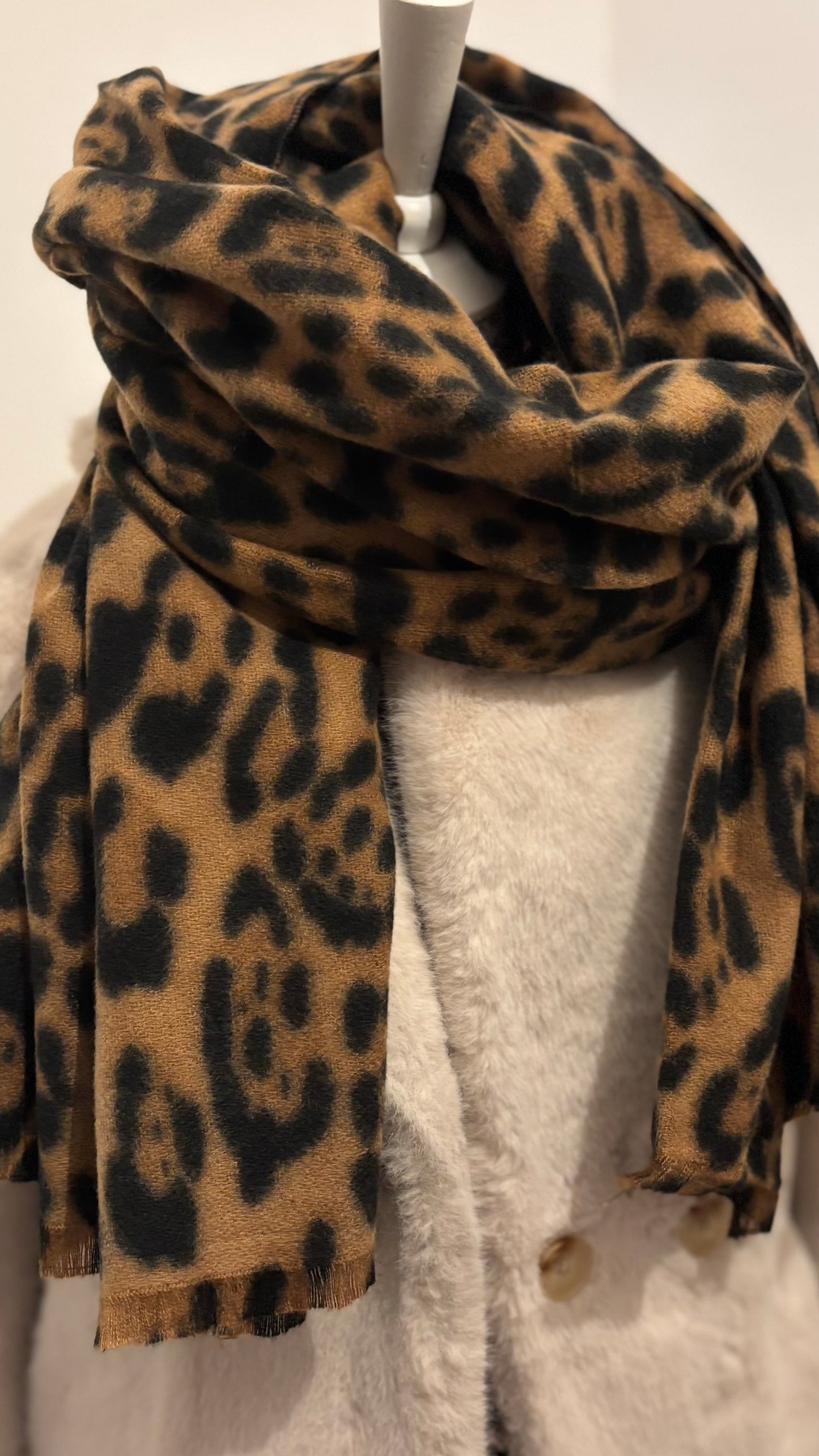 Leo Love Schal – klassisch, soft & einfach zum Verlieben