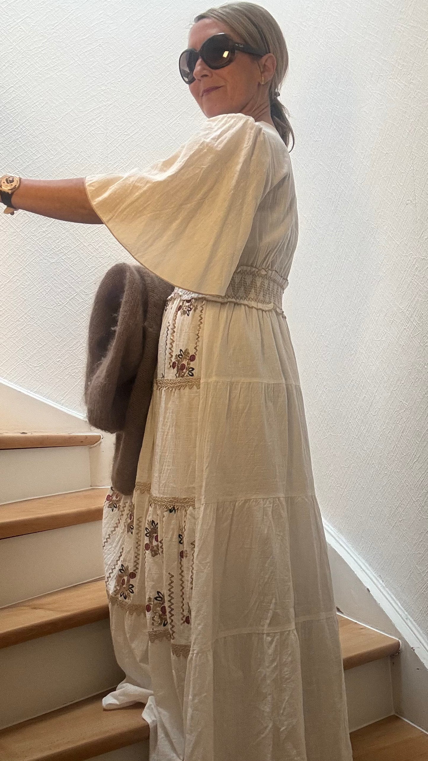 Golden Boho Dress – Maxikleid mit Stickerei und Paillettendetails