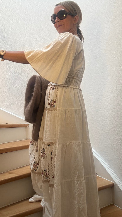 Golden Boho Dress – Maxikleid mit Stickerei und Paillettendetails
