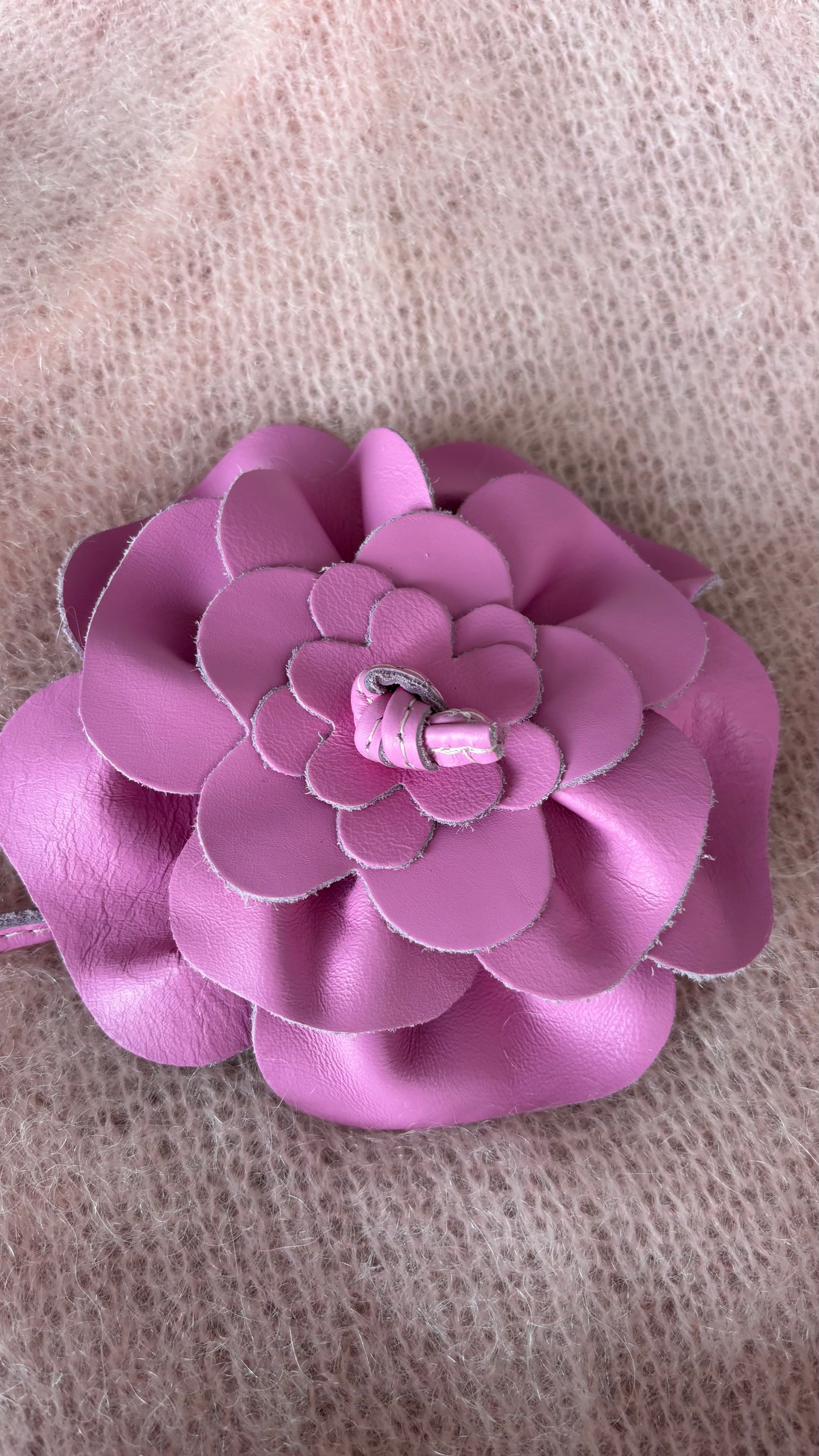 Lederrosen-Gürtel -  Elegantes Statement für deine Taille!