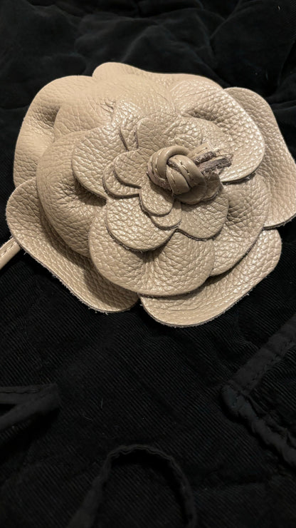 Lederrosen-Gürtel -  Elegantes Statement für deine Taille!