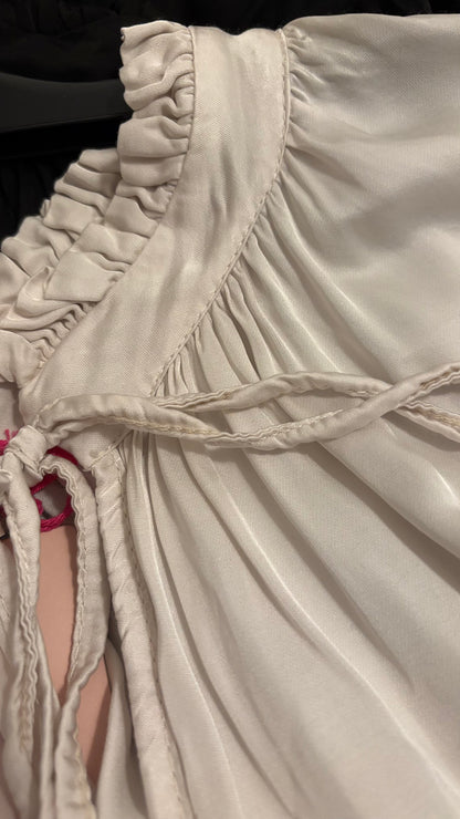 Bluse "Ruffle Grace" – Leicht, elegant, vielseitig, in zwei Farben