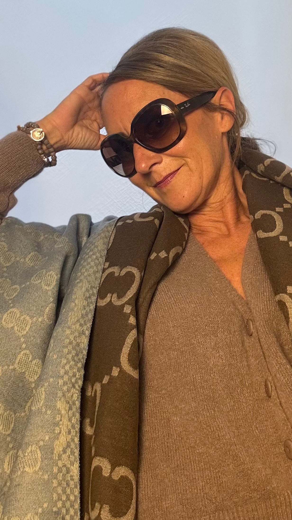 Großer wendbarer Schal aus 100 % Viskose, Maße 192 x 70 cm, eine Seite Schokoladenbraun mit taupefarbenem Muster, andere Seite Jeansblau mit Creme