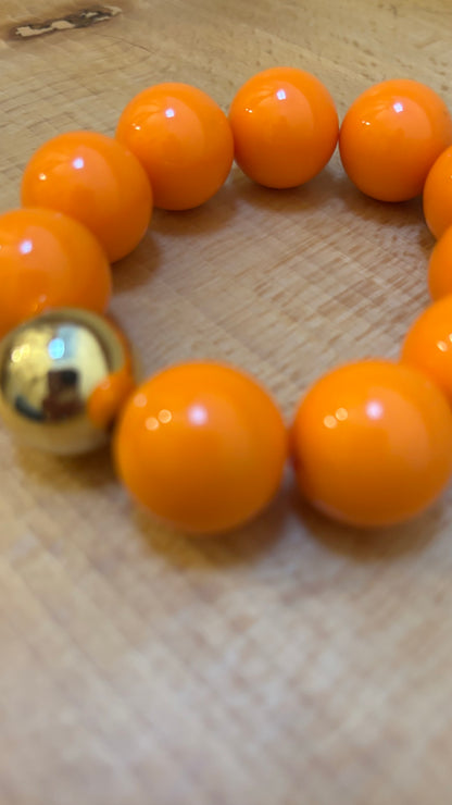  Perlenarmband mit  goldener Akzentperle. Warm, strahlend und perfekt für feminine Miss-Lotti-Looks.
