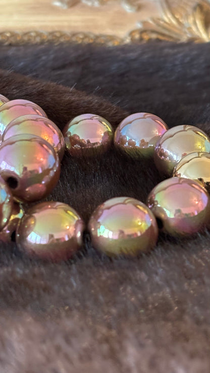 Armband mit 20-mm-Perlen in warmem Roségold-Taupe mit Rosé-Schimmer und goldener Akzentperle. Glänzende, leicht rauchige Oberfläche.