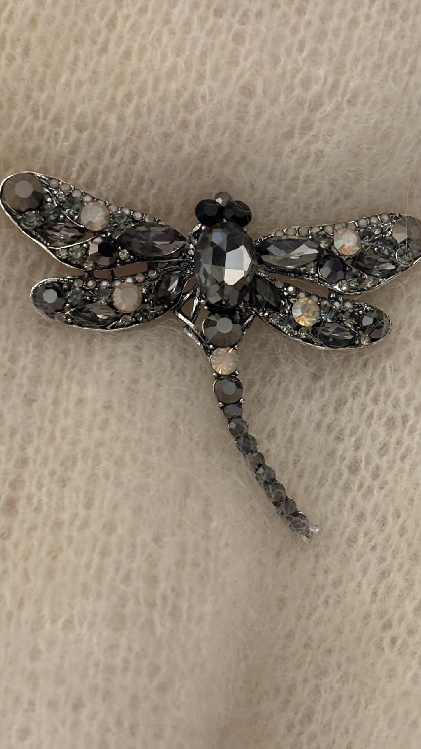 Gleaming Dragonfly – die Libelle zum Anstecken