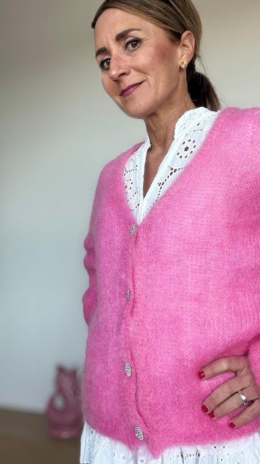 Fluffy Elegance Cardigan – Cozy Glamour mit Knopfdetail