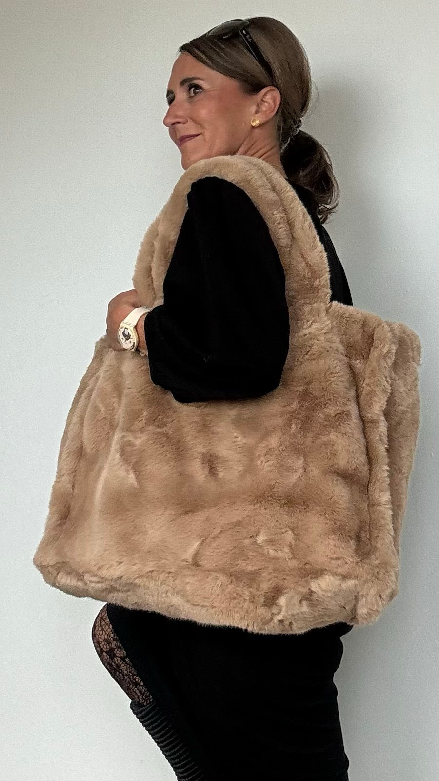 Faux-Fur Shopper – Kuscheliger Eyecatcher für den Maxi-Trend in zwei Farben