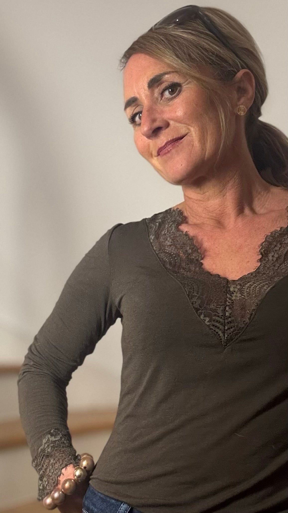 Feminines Basicshirt aus Kaschmirblend mit V-Ausschnitt und feiner Spitze an Ausschnitt und Ärmelabschluss. Weich, elastisch und leicht transparent. Figurumspielender Schnitt, Länge ca. 59 cm. Erhältlich in Schwarz, Schoko und Burgundy.