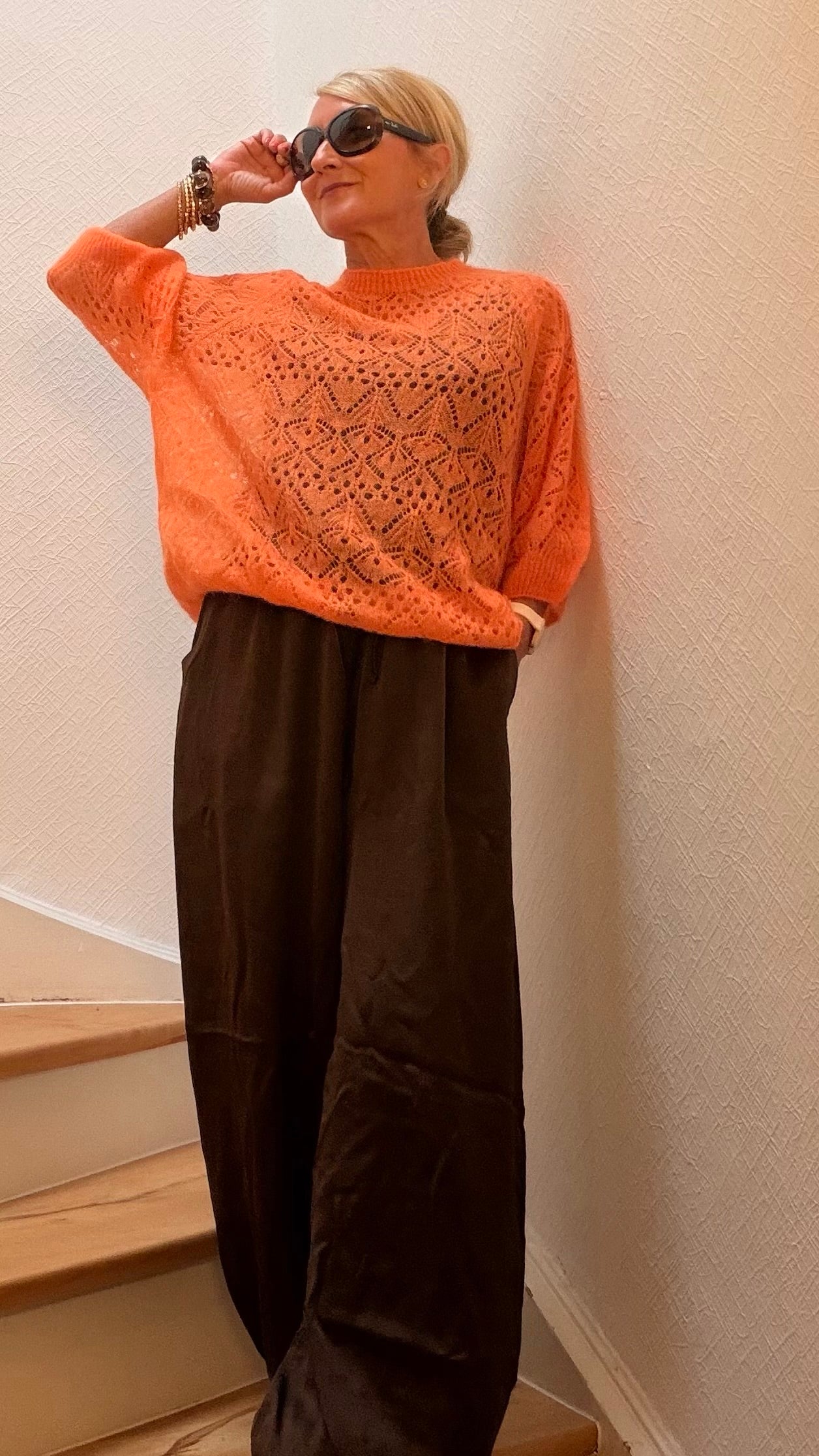 Miss Lotti trägt eine fließende Ballonhose mit weitem Bein, elastischem Taillenbund und schmalen Bündchen am Beinabschluss.