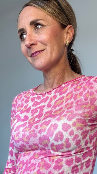 Langärmliges Basicshirt aus Kaschmirblend mit U-Boot-Ausschnitt. Weicher, leicht transparenter Stoff in feinem Leo-Print. Figurumspielender Schnitt, Länge ca. 59 cm. Kombiniert mit Jeans oder Tüllrock für feminine Looks.