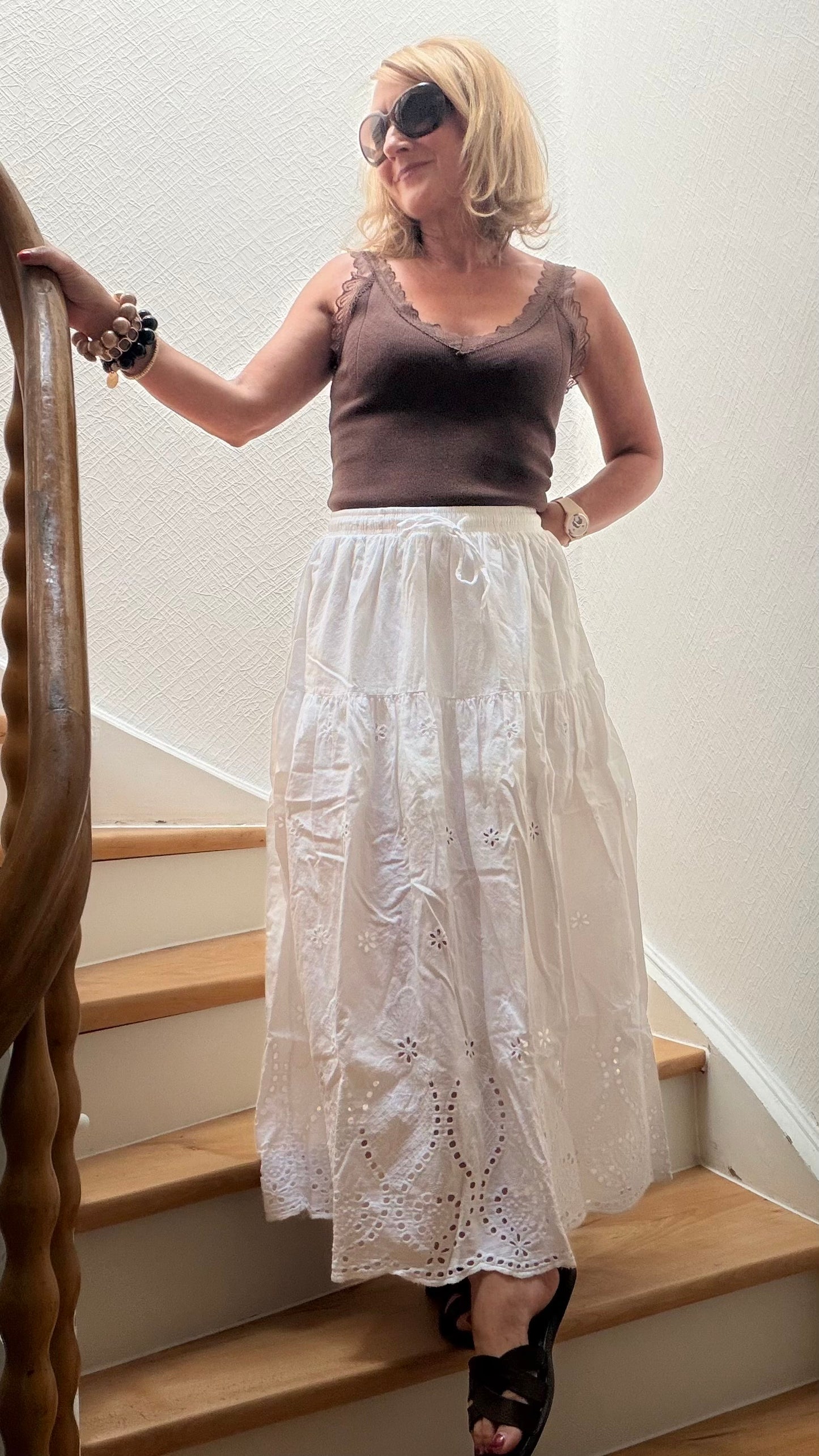 Maxirock "Midsummer" in WEiss aus hochwertiger Baumwolle mit aufwendiger Broderie-Anglaise-Lochstickerei. Luftig fallender, gefütterter Maxirock mit elastischem Bund und femininer Silhouette. Vielseitig kombinierbar mit Tops, T-Shirts oder leichtem Strick für sommerliche Alltags- und Freizeitlooks. Onesize passend für Größe 34–40.
