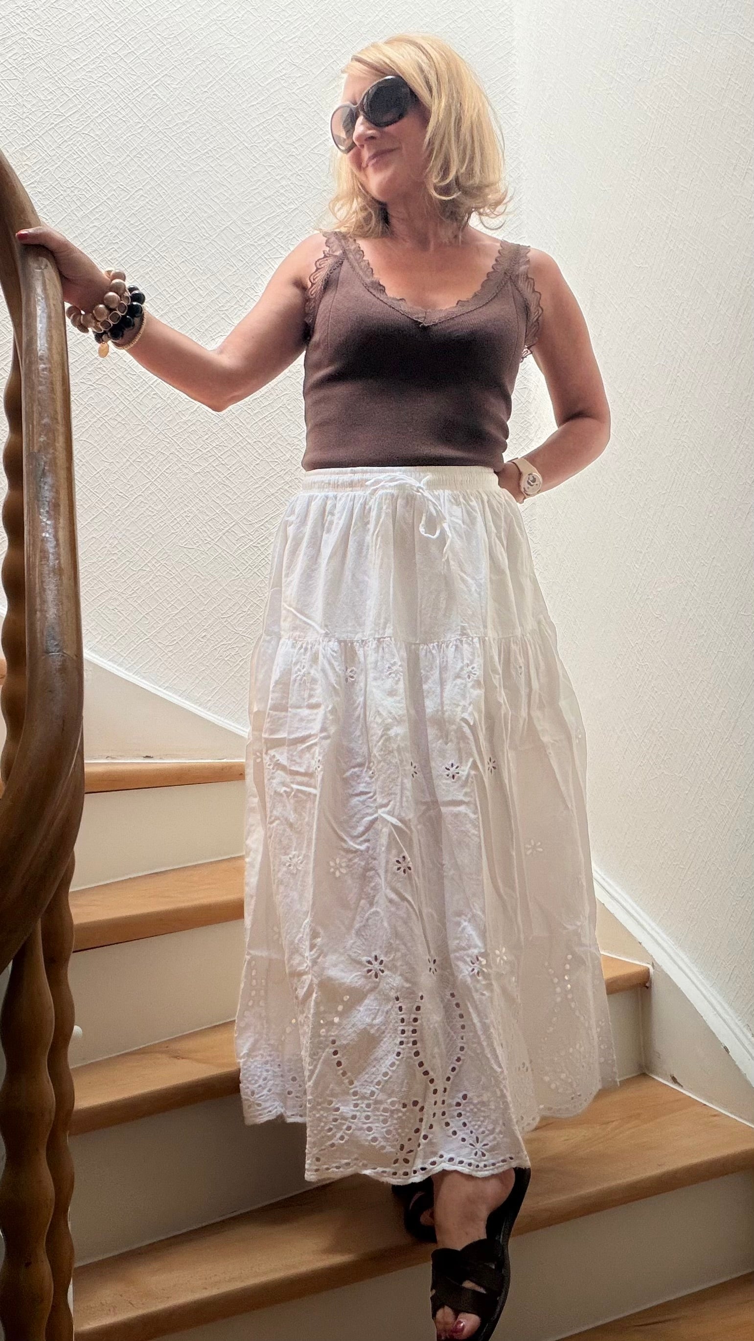Maxirock "Midsummer" in WEiss aus hochwertiger Baumwolle mit aufwendiger Broderie-Anglaise-Lochstickerei. Luftig fallender, gefütterter Maxirock mit elastischem Bund und femininer Silhouette. Vielseitig kombinierbar mit Tops, T-Shirts oder leichtem Strick für sommerliche Alltags- und Freizeitlooks. Onesize passend für Größe 34–40.
