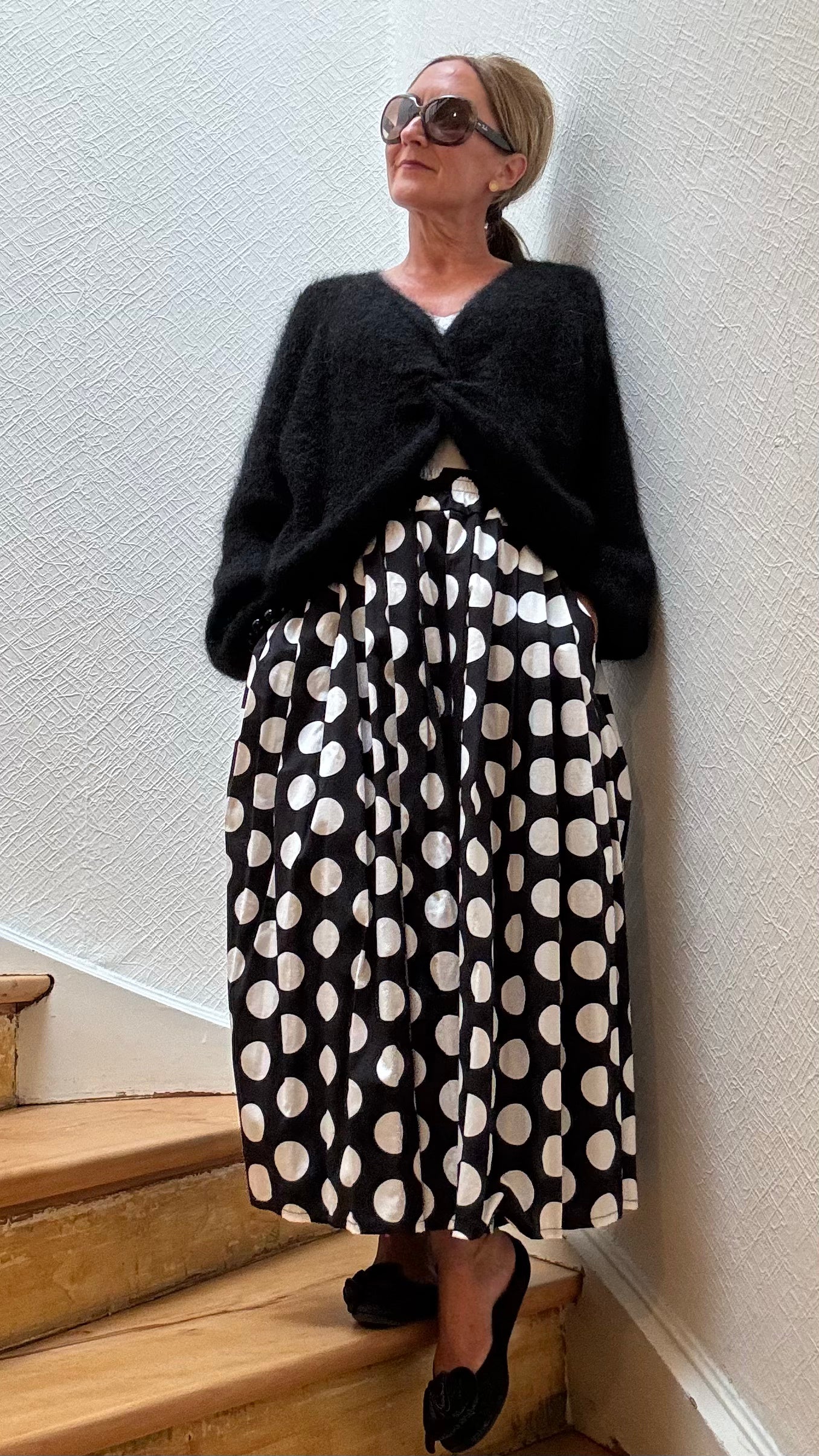 Midirock Polka Noir in Schwarz mit großen weißen Punkten, aus 100 % Baumwolle, mit elastischem Bund, Eingriffstaschen und A-Linien-Schnitt, Länge ca. 79 cm, passend für Größen 34–40.