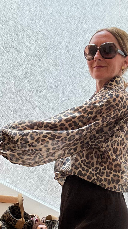 Dunkle Leo-Bluse mit Puffärmeln, Blusenkragen und optionalem Schleifenband, locker geschnitten, aus feinem Lyocell-Stoff