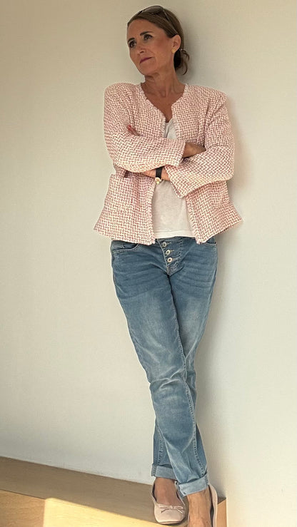 Leicht gefüttertes Bouclé Jäckchen aus 75% Baumwolle und 25% Polyester, ideal für Herbsttage oder kühlere Sommerabende. Das offene Jäckchen mit aufgesetzten Taschen und eingewebten Goldfäden bietet eleganten Glamour. Erhältlich in Hellbeige mit Gold, Dunkelblau-Beige mit Gold und Pink-Hellbeige mit Gold. Rückenlänge ca. 56 cm, in den Größen S und M verfügbar.