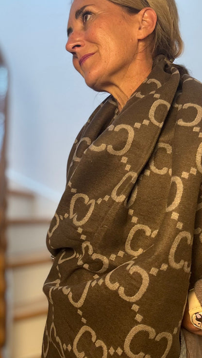 Double Face Cozy Scarf aus 100 % Viskose. Wendbar in Braun/Taupe & Blau/Creme. Weich, kuschlig & groß – ideal als Schal, Stola oder Herbst-Accessoire.