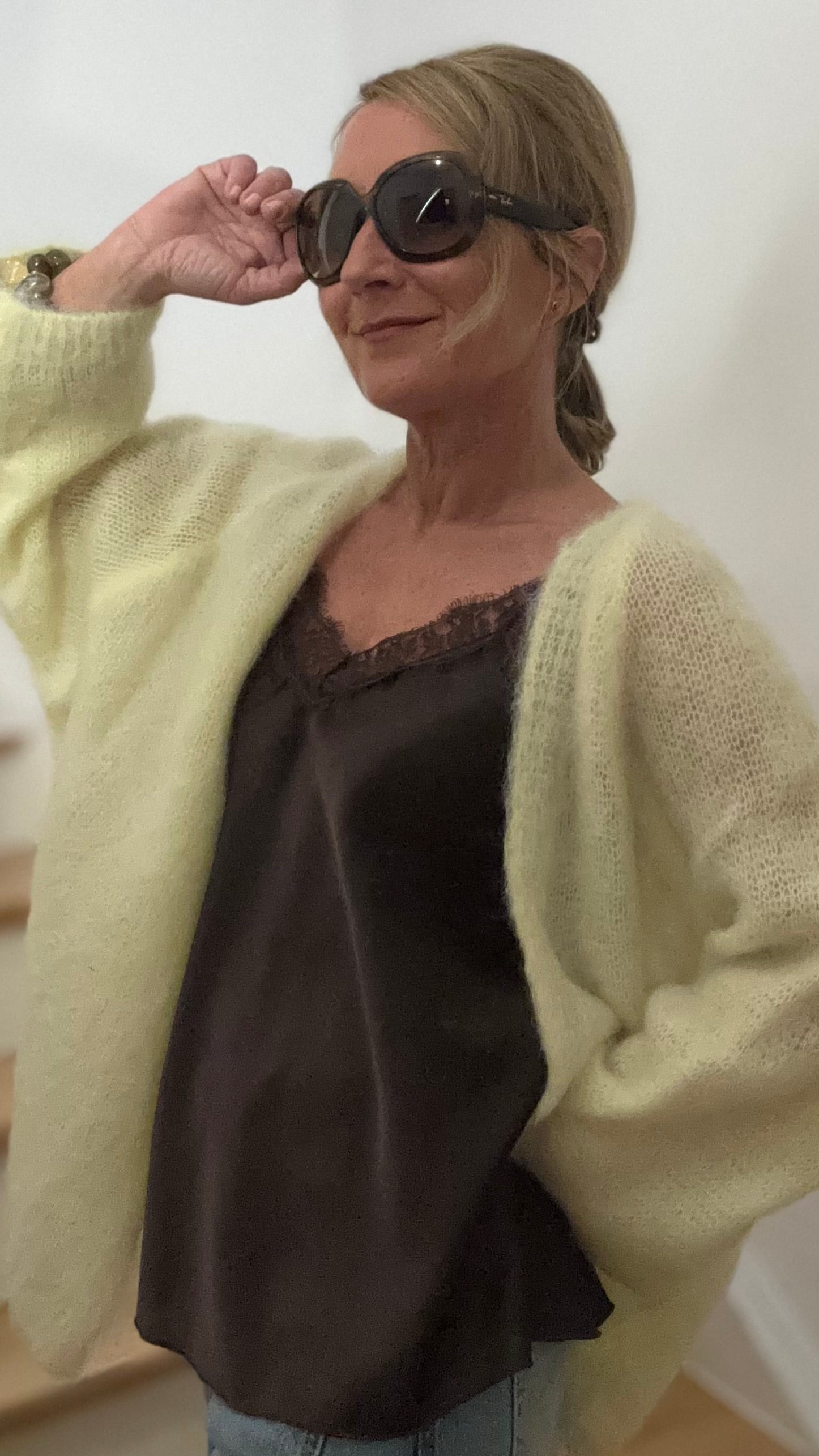 Federleichter Kid-Mohair Cardigan in Lemon Cream, einem hellen cremigen Gelbton, offen getragen mit sanft fallender Silhouette