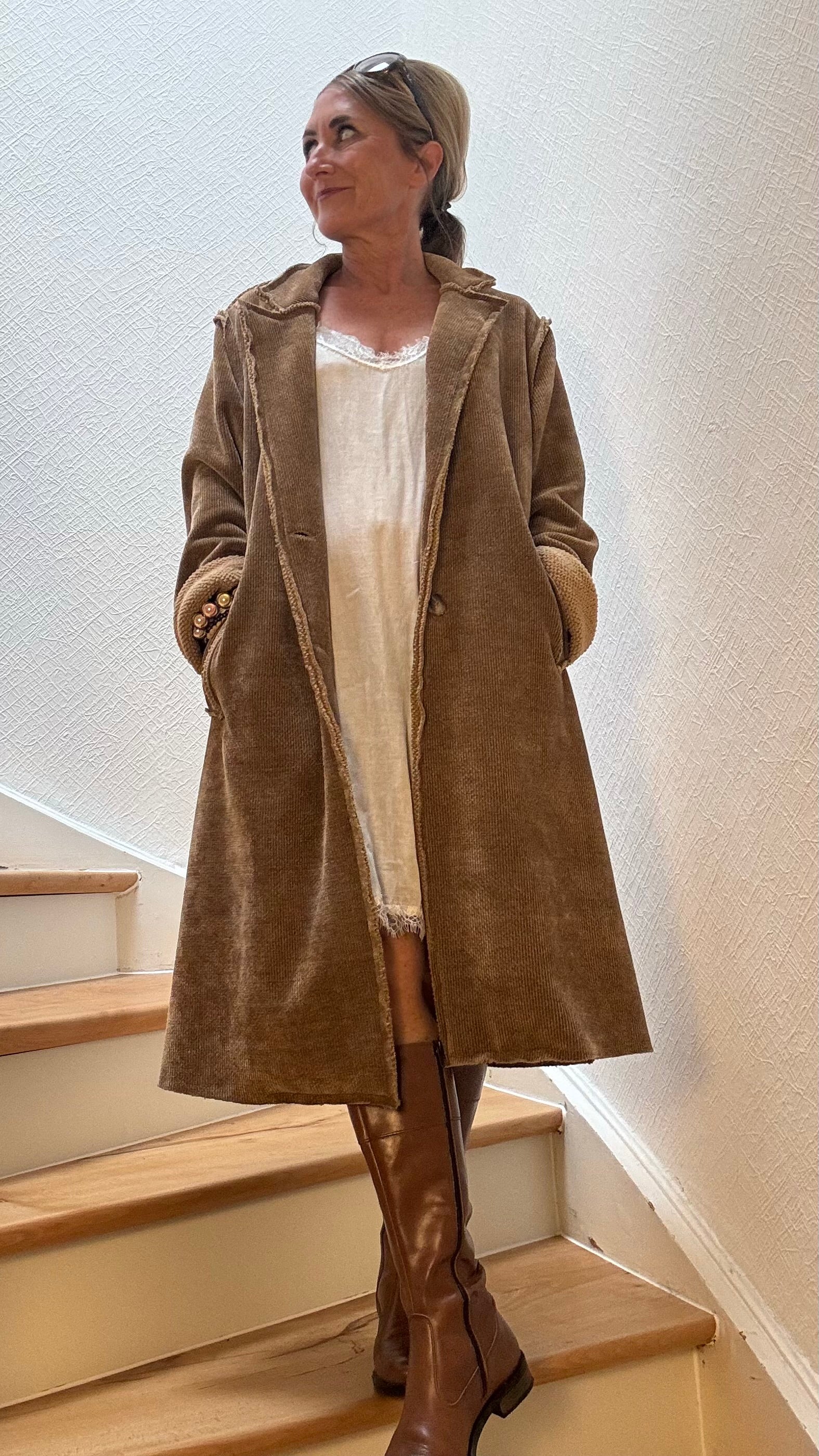 Übergangsmantel Cozy Chic aus Niki-Cord, locker geschnitten mit V-Ausschnitt, Eingriffstaschen und zwei Knöpfen, kuschlig weich und vielseitig tragbar