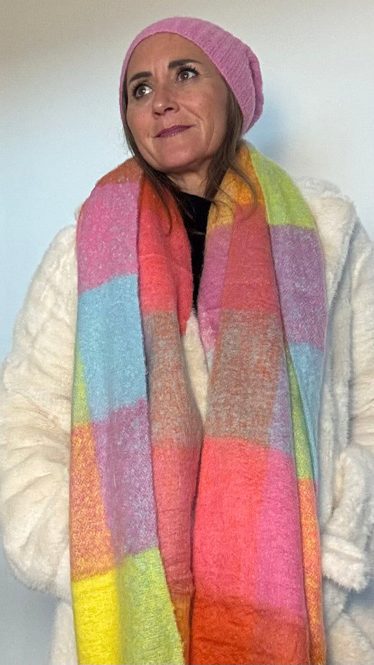 Ein langer, farbenfroher Schal mit dicken Fransen. Die Hauptfarben Rosa, Gelb, Hellblau und Orange sorgen für einen lebendigen Look. Der kuschelig weiche Schal ist 190 cm lang und ein echter Hingucker für graue Wintertage. Perfekt zum Wickeln oder als Highlight über den Schultern getragen.