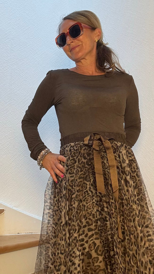 Delicate Leo Tüllrock in Mocha Mousse mit feinem Leo-Print, dekorativem Zierbund und Schleife. Länge ca. 89 cm, elastischer Bund, bequem für Größen 34–40. Perfekt für Alltag und besondere Anlässe.