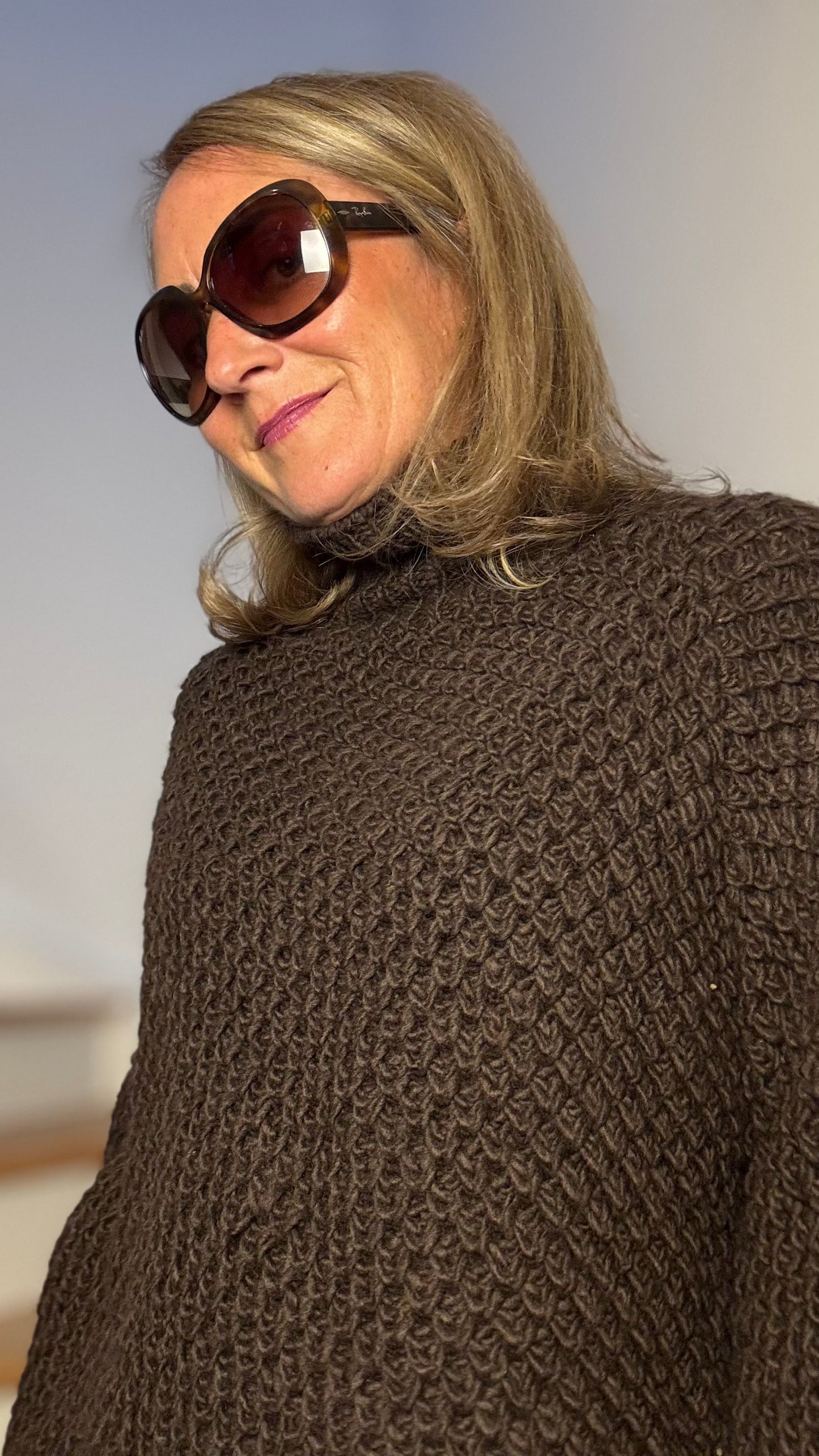 Chunky Chic Pullover mit Stehkragen, 3/4-Ärmeln, kastigem Schnitt & Strickmuster, weich & warm, ideal für Layer-Looks.