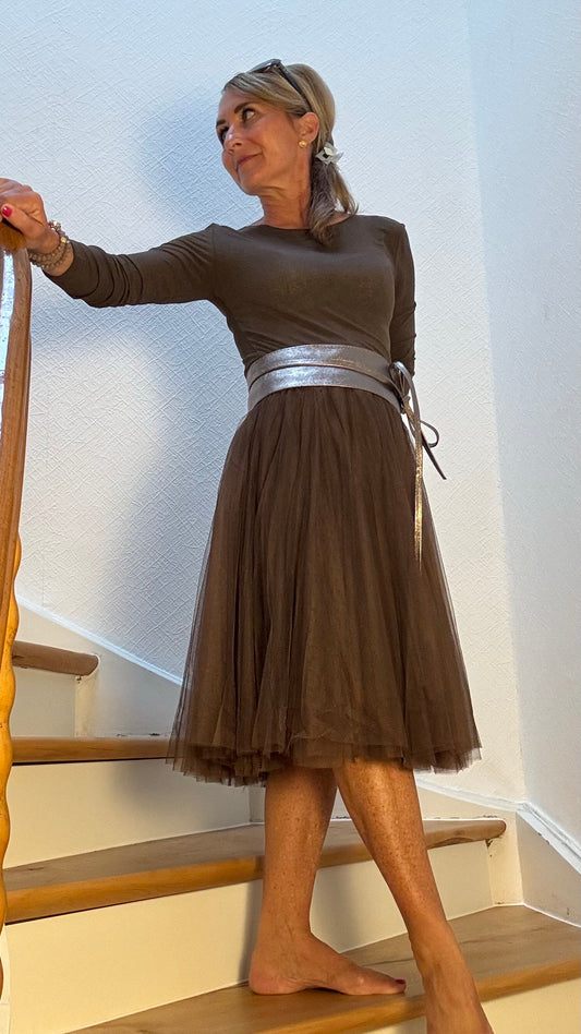 Miss Lotti Dreamy Petticoat Skirt in Schokobraun: Eleganter Tüllrock mit Zierschleife und voluminösem Schnitt, Länge 65 cm – perfekt für Petites.