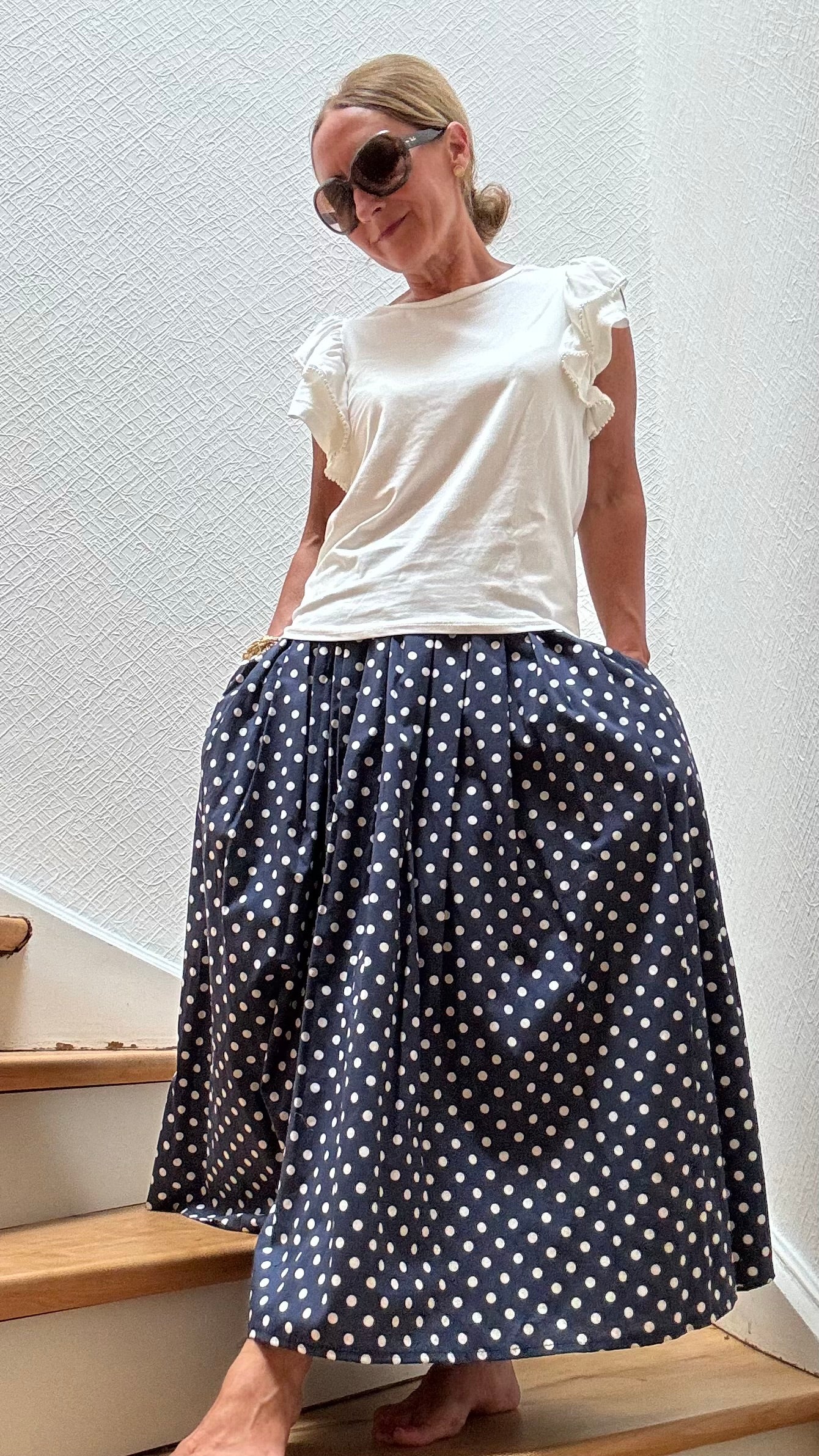 Dunkelblauer Baumwollrock mit kleinen weißen Punkten im A-Linien-Schnitt, elastischem Bund und Eingriffstaschen – Polka Bleu Skirt von Miss Lotti.