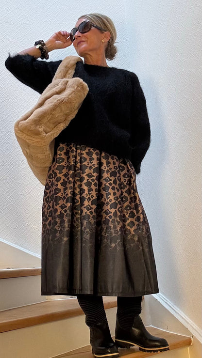 Midnight Leo Midi Skirt mit dunklem Leo-Print, Verlauf ins Schwarze, elastischem Bund hinten, Zierbund vorn, Länge 74 cm, Größen 34–40