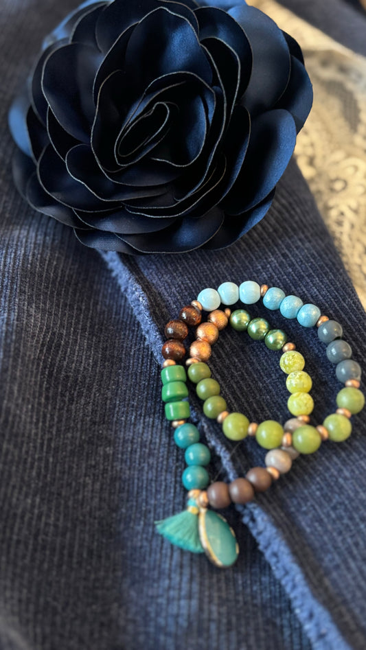 Mala-Armband Ocean Spirit mit Holzperlen & Schmucksteinen in Türkis- und Grüntönen, eingefasstem Amazonit-Anhänger & Troddel.