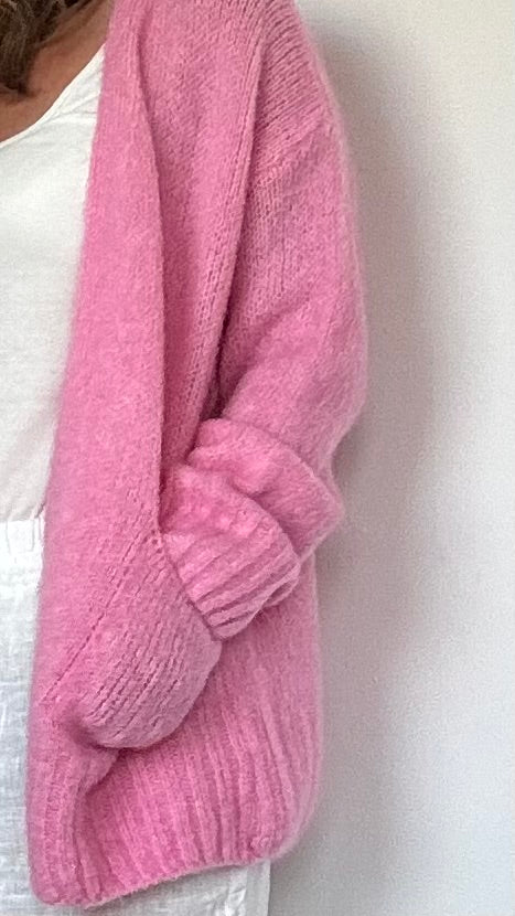 Nahaufnahme des rosa Cardigans. Details findest du in unserer Produktbeschreibung.