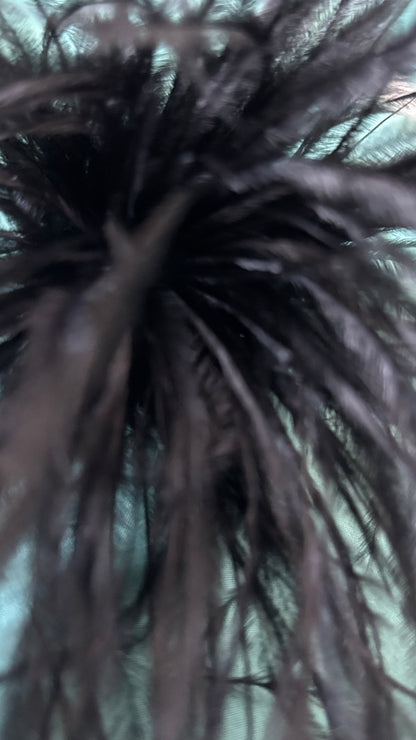 Zarte Brosche aus feinen Federn in SChwarz, flexibel tragbar als Anstecker oder Haarclip. Luftiges, extravagantes Accessoire für schlichte Outfits oder besondere Anlässe.