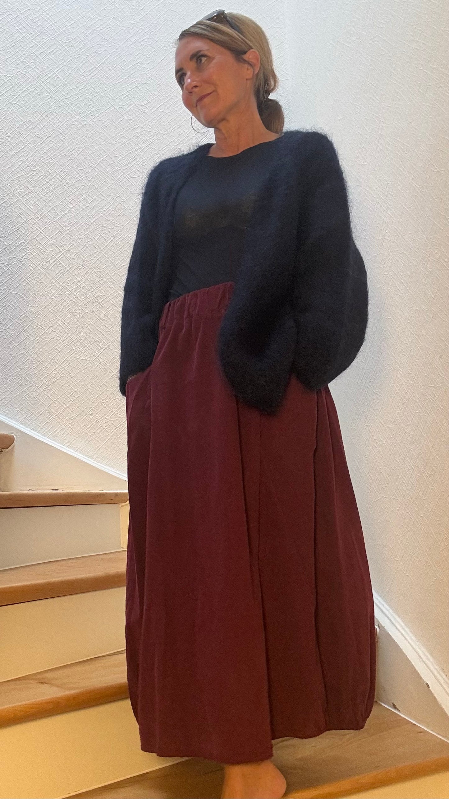 Mid-Waist Rock aus Feincord, ca. 82 cm Länge, elastischer Bund mit Gürtel, aufgesetzte Taschen und seitliche Gummizüge für besonderen Fall, 100 % Baumwolle.