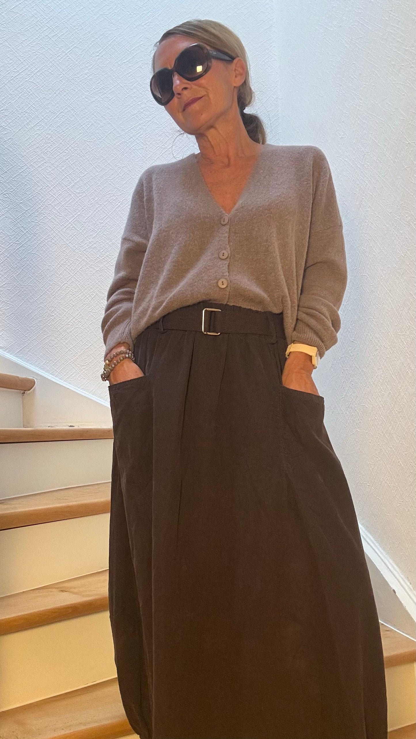 Mid-Waist Rock aus Feincord, ca. 82 cm Länge, elastischer Bund mit Gürtel, aufgesetzte Taschen und seitliche Gummizüge für besonderen Fall, 100 % Baumwolle.