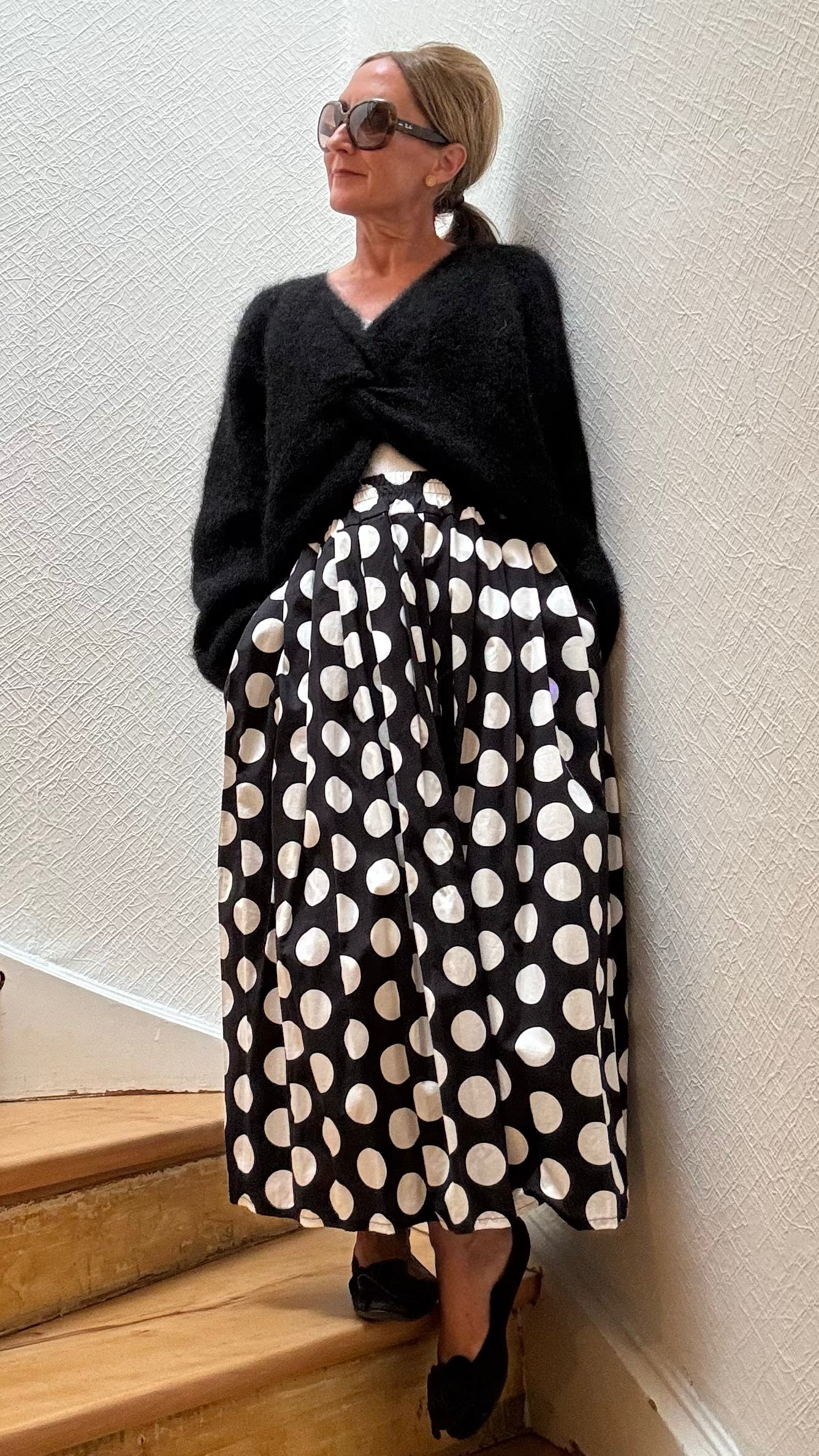 Midirock Polka Noir in Schwarz mit großen weißen Punkten, aus 100 % Baumwolle, mit elastischem Bund, Eingriffstaschen und A-Linien-Schnitt, Länge ca. 79 cm, passend für Größen 34–40.