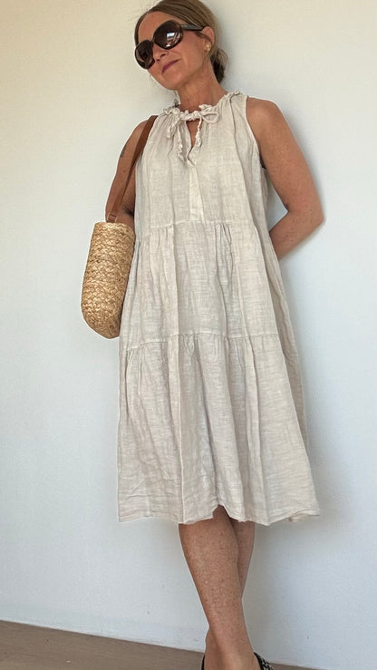Midi-Kleid aus 100% Leinen mit A-Linien-Schnitt und elastischem V-Ausschnitt, der gebunden oder offen getragen werden kann. Schlichtes Design für Büro, Abend oder besondere Anlässe. Ideal für Größen 34-40, Länge: 94 cm.

