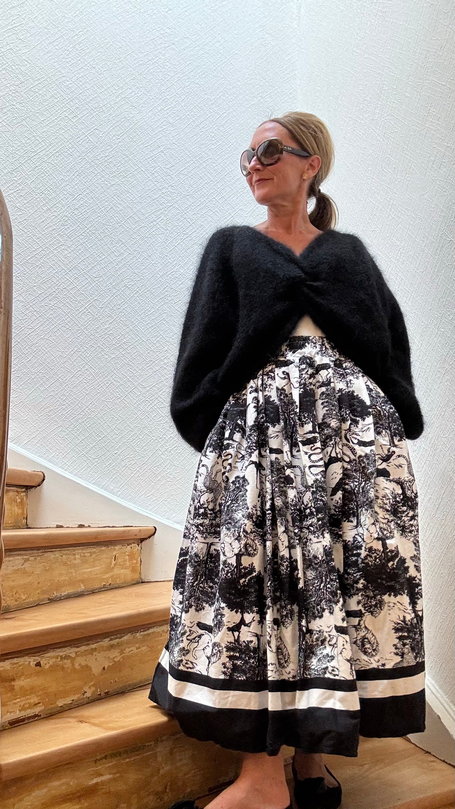 Midirock Toile de Jouy in Schwarz-Weiß mit klassischem Landschaftsmuster, aus 100 % Baumwolle, mit elastischem Bund, Eingriffstaschen und A-Linien-Schnitt, Länge ca. 79 cm, passend für Größen 34–40 – ideal für den Spätsommer