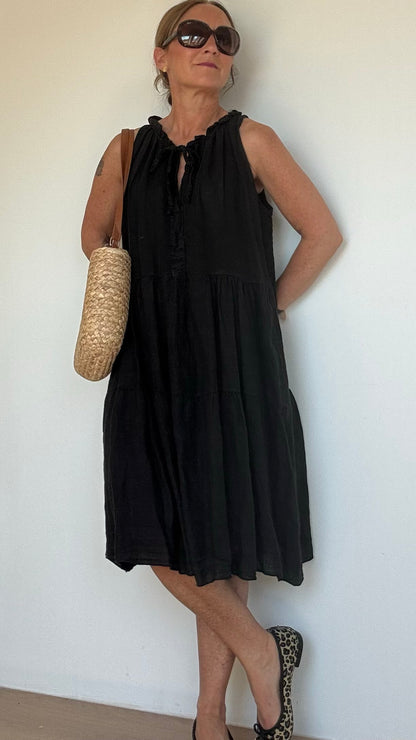 Midi-Kleid aus 100% Leinen mit A-Linien-Schnitt und elastischem V-Ausschnitt, der gebunden oder offen getragen werden kann. Schlichtes Design für Büro, Abend oder besondere Anlässe. Ideal für Größen 34-40, Länge: 94 cm.

