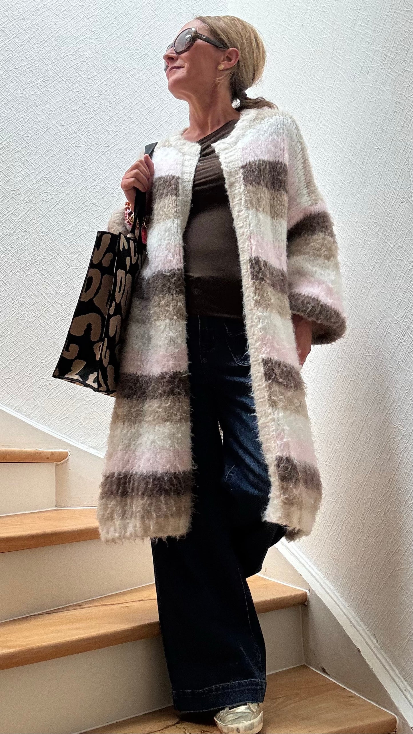 Langer gestreifter Cardigan in Taupe, Moccha Mousse, Hellrosa und Wollweiß, offen zu tragen, cozy Herbst-Look von Miss Lotti.