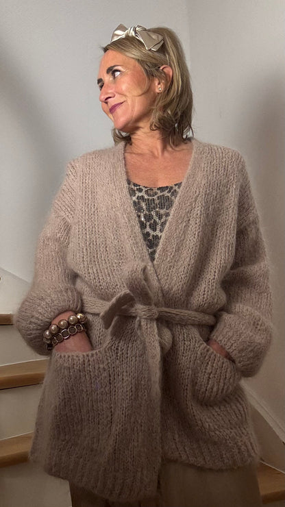 Beigefarbener offener Mohair-Cardigan mit Taschen und Bindeguertel, kombineirt mit einem zarten Leo-Top