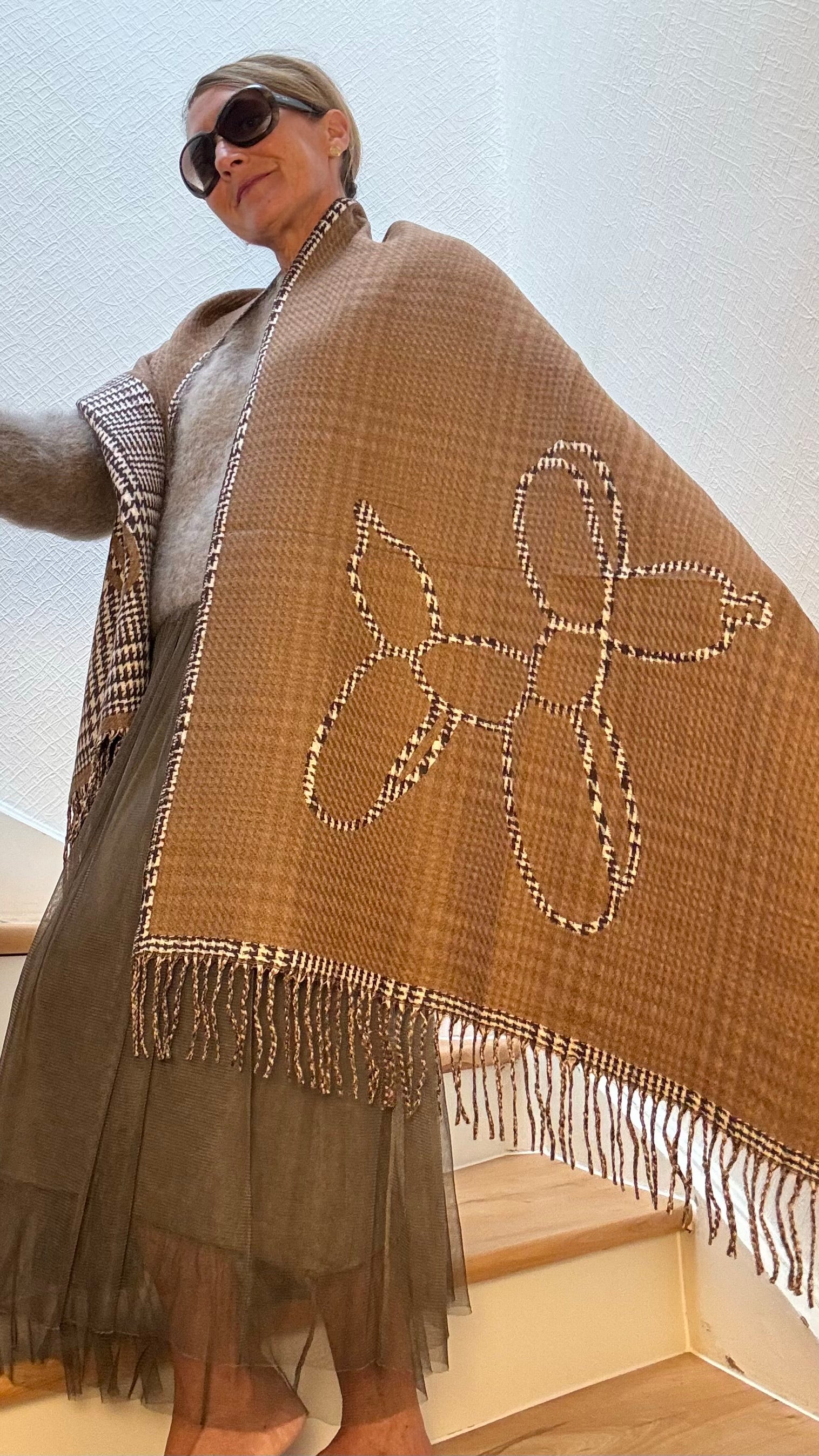 Großer Schal mit den Maßen 192 x 70 cm aus 100 % Viskose. Vorderseite kariert in warmen Brauntönen, Rückseite in sattem Camelton. Eingewebtes Ballonhund-Motiv, inspiriert von Jeff Koons, als besonderes Detail. Weicher, kuscheliger Schal, vielseitig tragbar als Stola, Schal oder Überwurf – ein Eyecatcher in trendigen Herbstfarben."