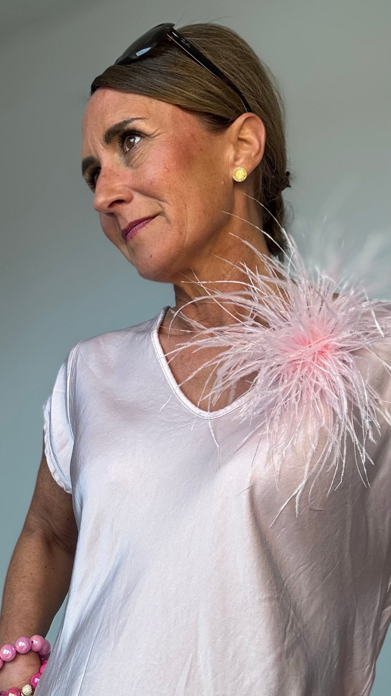 Zarte Brosche aus feinen Federn in in Hellrosa, flexibel tragbar als Anstecker oder Haarclip. Luftiges, extravagantes Accessoire für schlichte Outfits oder besondere Anlässe.
