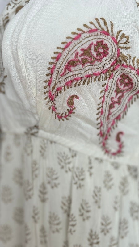 Nahaufnahme Paisley-Muster von diesem KLeid. Für eine detaillierte Beschreibung schau bitte unten in unsere Produktbeschreibung.