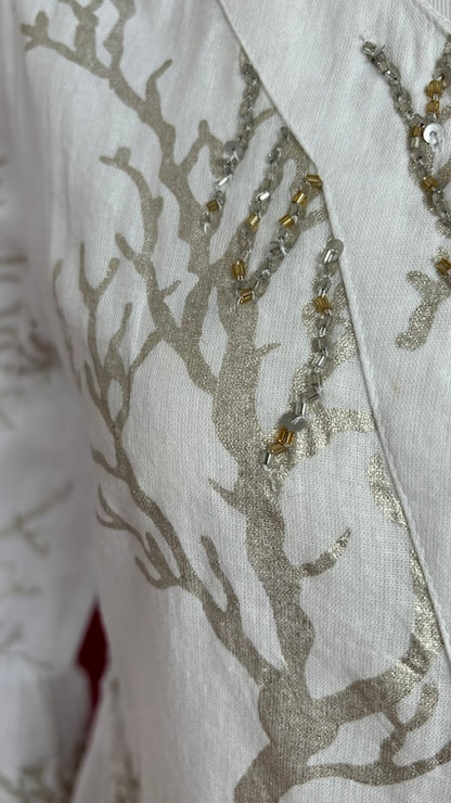Nahaufnahme Korallenmuster mit goldenen Stäbchenpailletten. Für alle Details zu diesem Sommerkleid lies bitte unten unsere Produktbeschreibung.