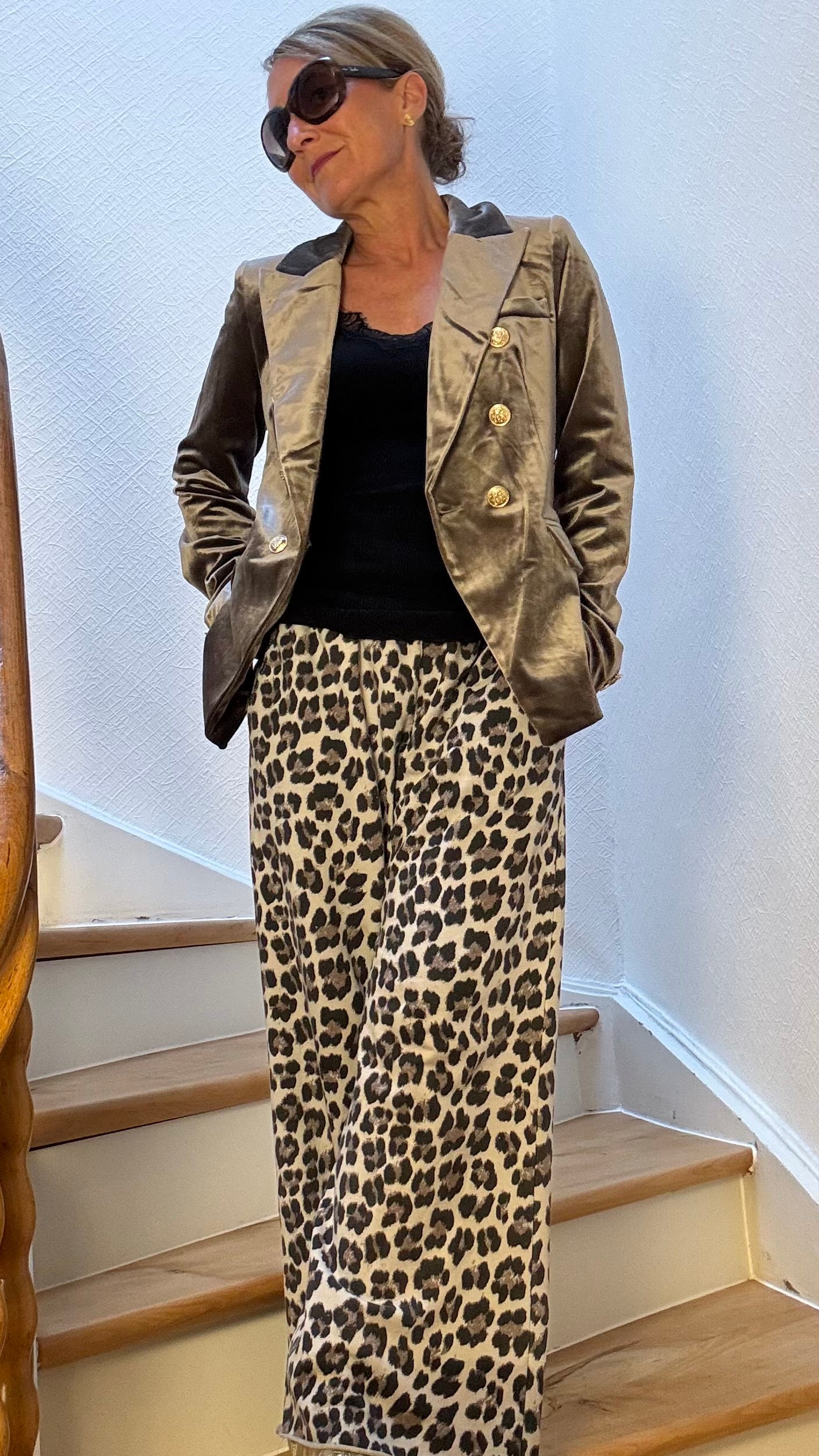 Cozy Leo Jog-Pants mit dunklem Leo-Print in Braun-Schwarz auf sandfarbenem Grund, elastischer Bund, weites Bein, Rollsaum, Größen 34–40