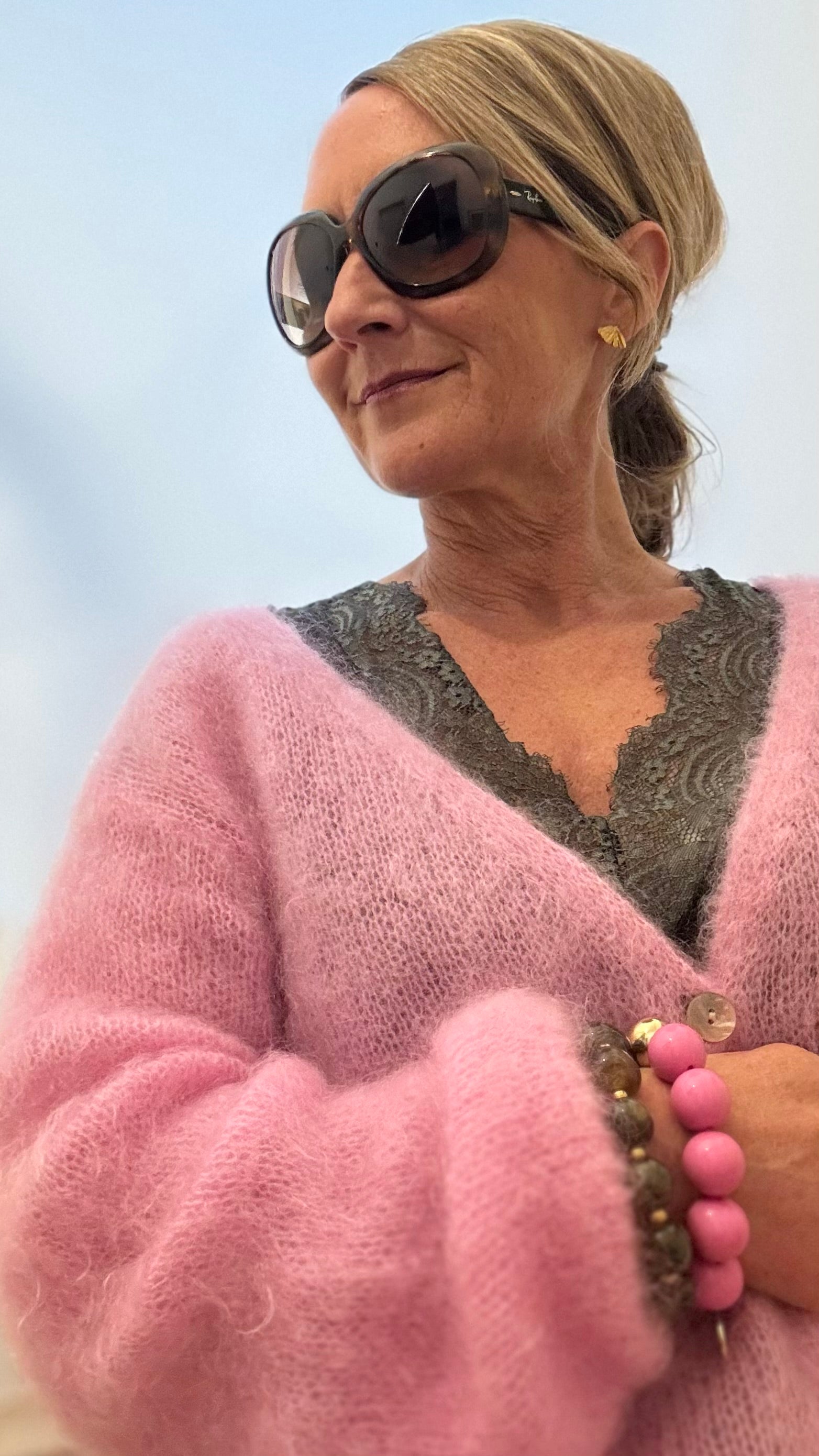 „Kid-Mohair Cardigan mit V-Ausschnitt und Perlmuttknöpfen, locker fallend mit leicht überschnittenen Schultern.