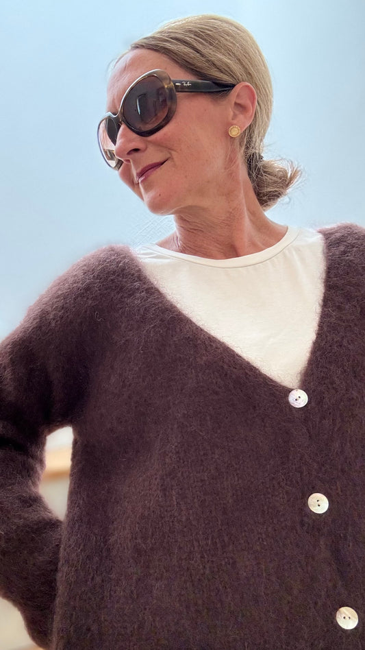 Pearl Luxe Cardigan aus Kid-Mohair in sanftem Strick mit V-Ausschnitt und Perlmuttknöpfen, locker geschnitten für Größen 34–42. Farbe: Schokobraun.

