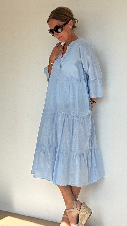 Sommerkleid aus 100% Baumwolle im Knitterlook. Tunikastil mit V-Ausschnitt und kleinem Stehkragen für elegante Raffinesse. Weiter werdende Stufen für eine luftige Silhouette. Gesamtlänge ca. 98 cm, Brustweite (halbe Weite) ca. 55 cm. Ideal für Strandtage oder lässig-elegante Stadtlooks.“

