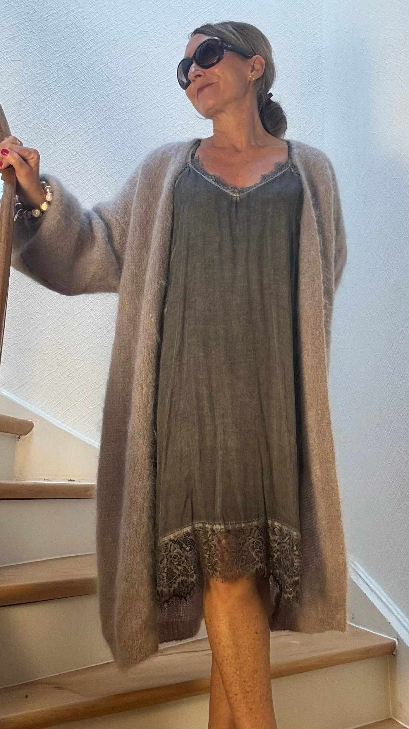 Layer & Lace Slip Dress mit Spitze, kombiniert mit langem Strickcardigan.