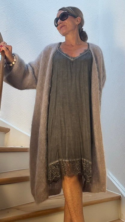 Layer & Lace Slip Dress mit Spitze, kombiniert mit langem Strickcardigan.